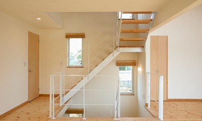 外観は黒、内観は白×ナチュラルスリット階段や大きな窓で開放感溢れる家 (階段)