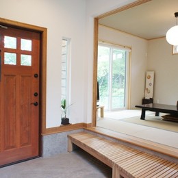 四季を感じ暮らしを楽しむ家 (小上がりの玄関と落ち着きのある和室)