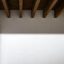 井の頭О邸　－シームレスに包まれる温もりの家－の写真 漆喰の壁と垂木露しの木天井