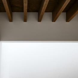 漆喰の壁と垂木露しの木天井 (井の頭О邸　－シームレスに包まれる温もりの家－)
