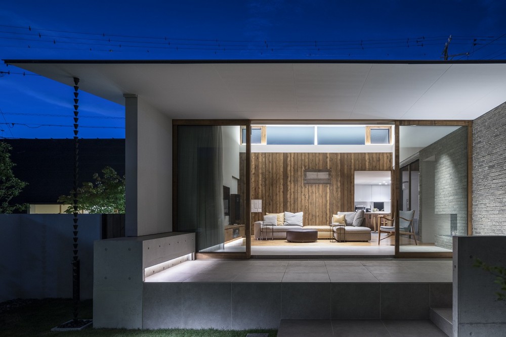 浜松Ｈ邸　－庭とリビングが一体化する平屋の邸宅－ (庭からリビングを望む)