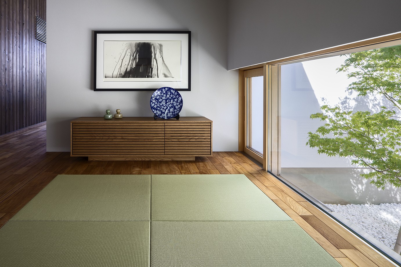 玄関事例：前室と地窓先のモミジ（浜松Ｈ邸　－庭とリビングが一体化する平屋の邸宅－）