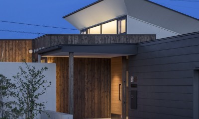 浜松Ｈ邸　－庭とリビングが一体化する平屋の邸宅－ (玄関部の外観)