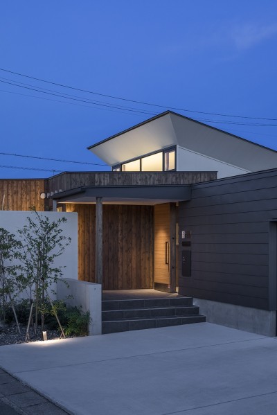 浜松Ｈ邸　－庭とリビングが一体化する平屋の邸宅－ (玄関部の外観)