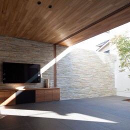 石壁の家　－内外の連続性をつくりだす石壁－ (中庭と一体となるリビング)