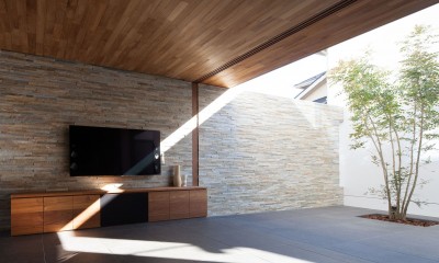 石壁の家　－内外の連続性をつくりだす石壁－ (中庭と一体となるリビング)