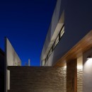 石壁の家　－内外の連続性をつくりだす石壁－の写真 エントランス外観（夜景）