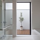 石壁の家　－内外の連続性をつくりだす石壁－の写真 バスコートのある浴室