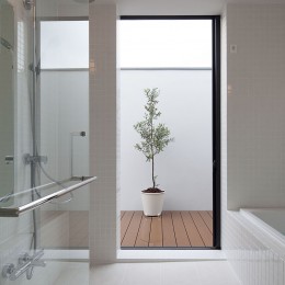 バスコートのある浴室 (石壁の家　－内外の連続性をつくりだす石壁－)