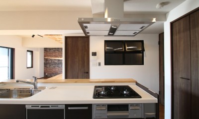 キッチン｜レンガ調のアクセントクロスと収納力抜群の壁面可動棚のLDK部分リノベーション