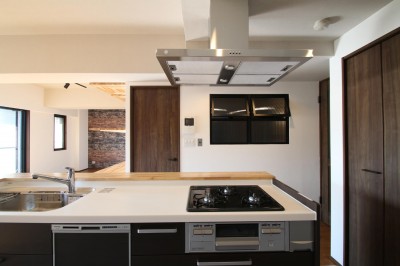 キッチン (レンガ調のアクセントクロスと収納力抜群の壁面可動棚のLDK部分リノベーション)