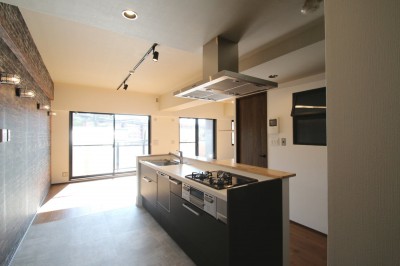 キッチン (レンガ調のアクセントクロスと収納力抜群の壁面可動棚のLDK部分リノベーション)