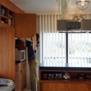 シンプルに暮らせる。ヴィンテージスタイルの家の写真 明るく気持ちのよいオープンキッチン