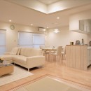 岡崎のマンション　– 斜めに切り取られた和室が空間の可能性を広げる –の写真 和室よりダイニングを見る