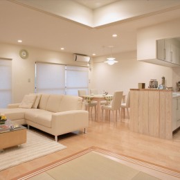 岡崎のマンション　– 斜めに切り取られた和室が空間の可能性を広げる – (和室よりダイニングを見る)