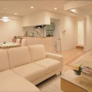 岡崎のマンション　– 斜めに切り取られた和室が空間の可能性を広げる –の写真 リビングよりキッチンを見る