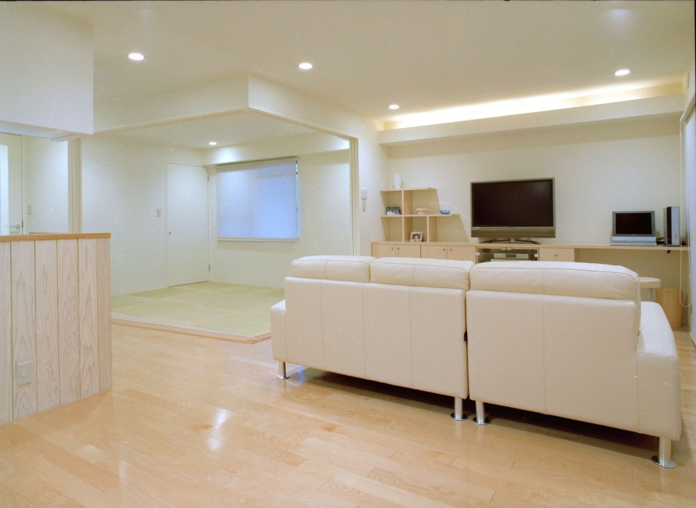 岡崎のマンション　– 斜めに切り取られた和室が空間の可能性を広げる – (ダイニングからリビングと和室を見る)