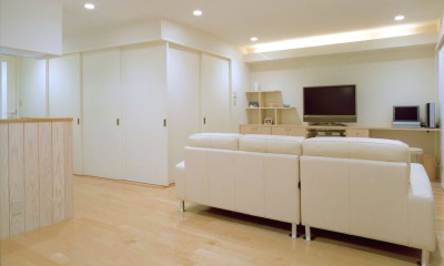 岡崎のマンション　– 斜めに切り取られた和室が空間の可能性を広げる – (ダイニングからリビングを見る。和室は閉じる)