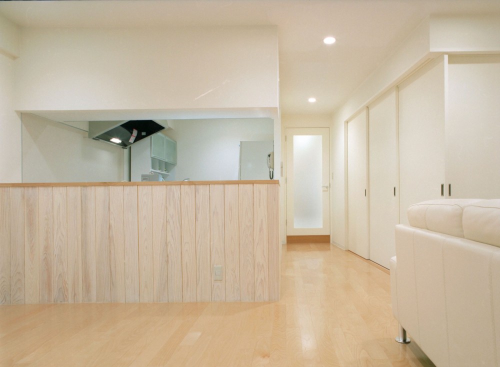 岡崎のマンション　– 斜めに切り取られた和室が空間の可能性を広げる – (ダイニングよりキッチンと廊下方向を見る)