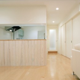 岡崎のマンション　– 斜めに切り取られた和室が空間の可能性を広げる – (ダイニングよりキッチンと廊下方向を見る)