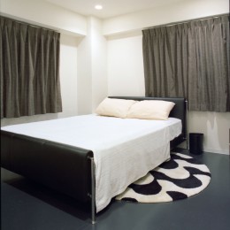 岡崎のマンション　– 斜めに切り取られた和室が空間の可能性を広げる – (寝室)