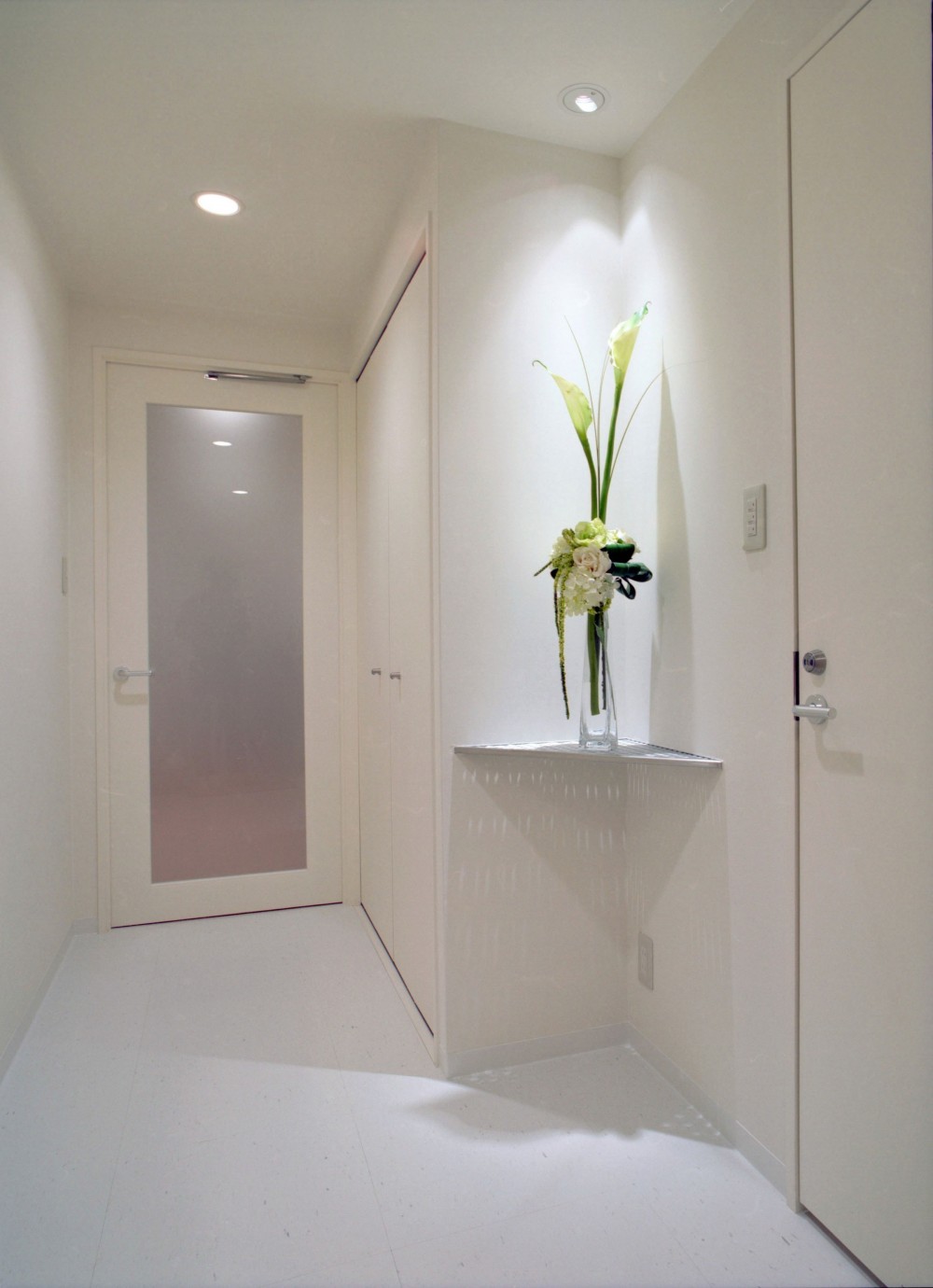 岡崎のマンション　– 斜めに切り取られた和室が空間の可能性を広げる – (廊下)
