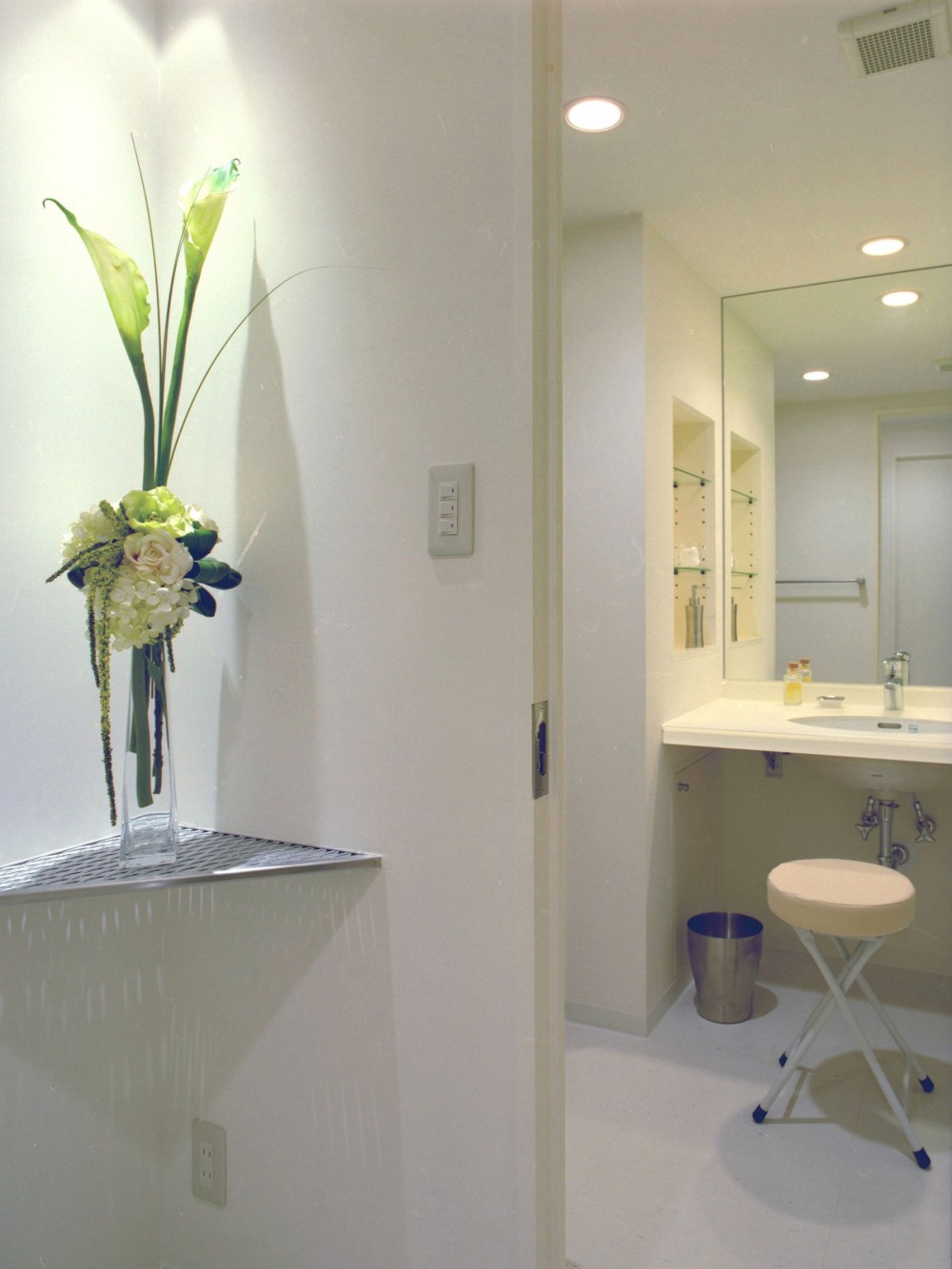 岡崎のマンション　– 斜めに切り取られた和室が空間の可能性を広げる – (廊下から洗面所をみる)