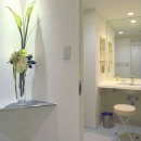 岡崎のマンション　– 斜めに切り取られた和室が空間の可能性を広げる –の写真 廊下から洗面所をみる