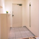 岡崎のマンション　– 斜めに切り取られた和室が空間の可能性を広げる –の写真 玄関