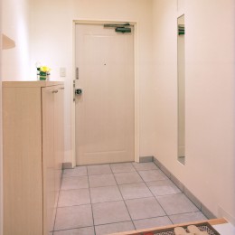 岡崎のマンション　– 斜めに切り取られた和室が空間の可能性を広げる – (玄関)