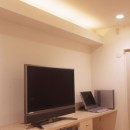 岡崎のマンション　– 斜めに切り取られた和室が空間の可能性を広げる –の写真 リビング造作家具。間接照明