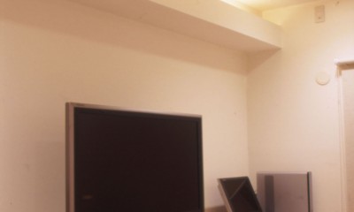 岡崎のマンション　– 斜めに切り取られた和室が空間の可能性を広げる – (リビング造作家具。間接照明)