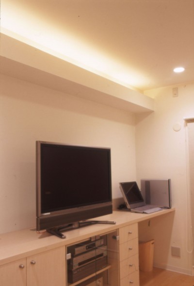 リビング造作家具。間接照明 (岡崎のマンション　– 斜めに切り取られた和室が空間の可能性を広げる –)