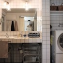 シンプルに暮らせる。ヴィンテージスタイルの家の写真 ホテルライクな造作の洗面台