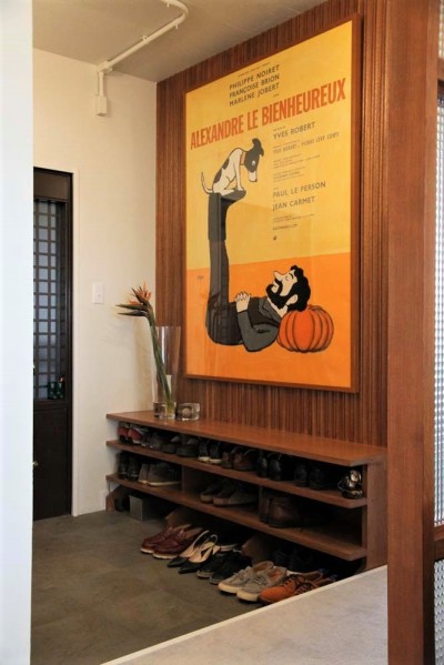 サビニャックのポスターがお出迎えする玄関 (シンプルに暮らせる。ヴィンテージスタイルの家)