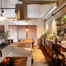 植物で彩るインダストリアル空間の写真 キッチン