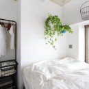 植物で彩るインダストリアル空間の写真 寝室