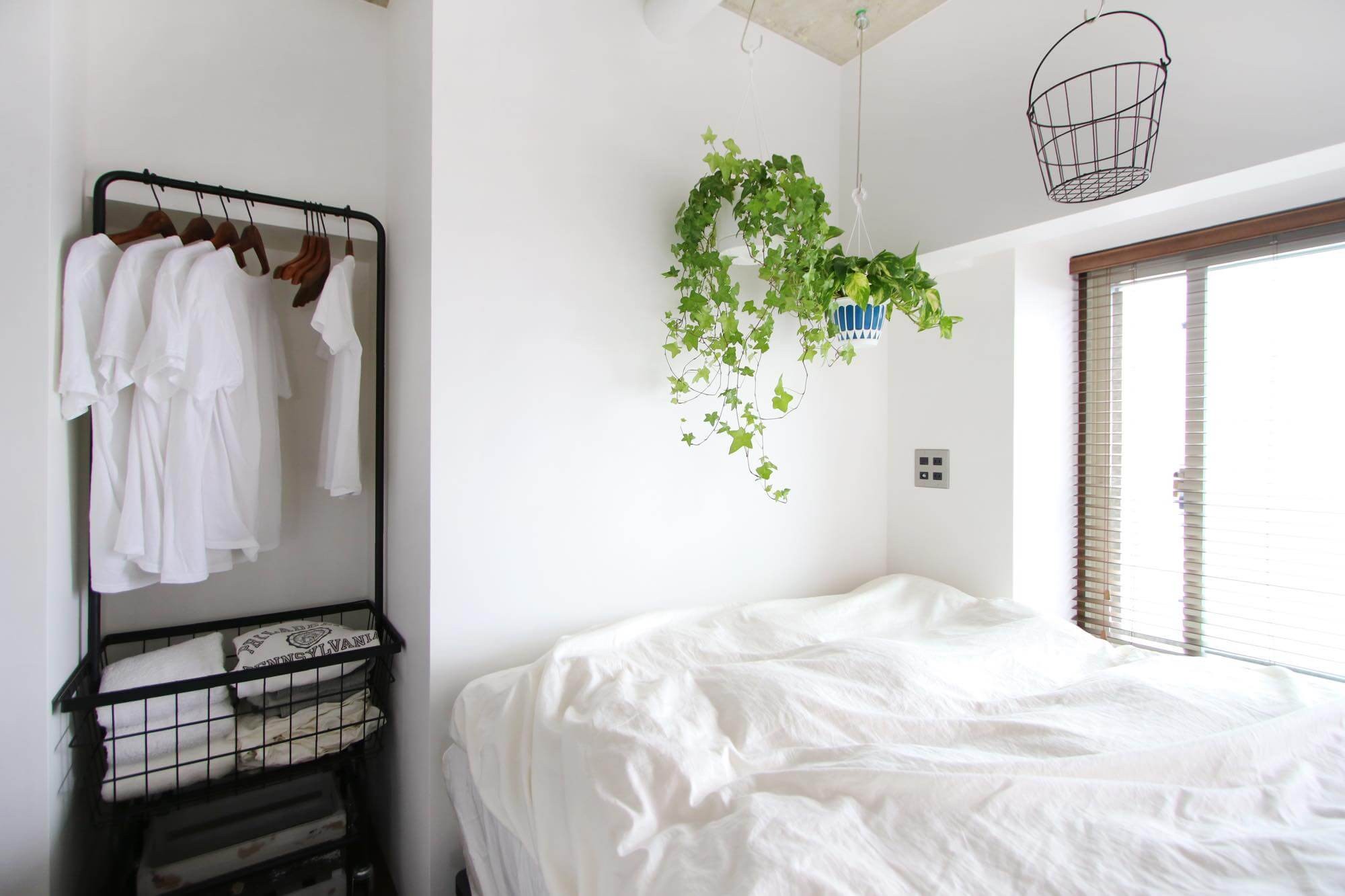 ベッドルーム事例：寝室（植物で彩るインダストリアル空間）