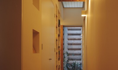 1階廊下｜－敷地条件を諦めない－「光庭の家」＜リノベーション＞