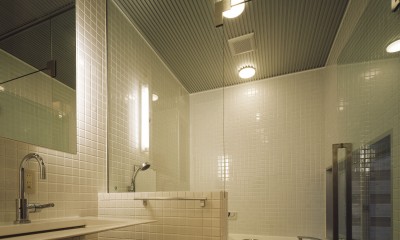 1階洗面･バスルーム｜－敷地条件を諦めない－「光庭の家」＜リノベーション＞