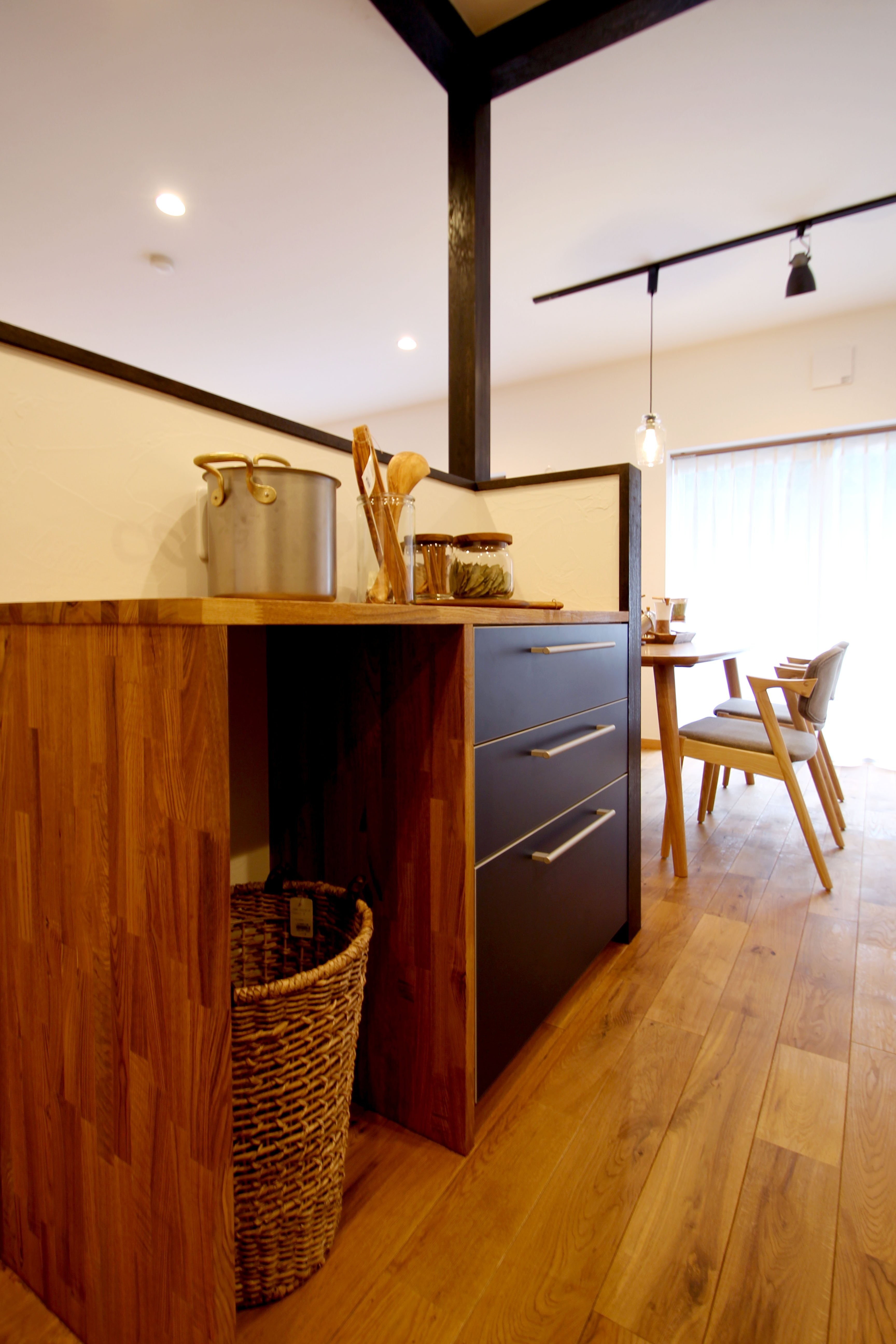 2枚目 キッチン作業台 収納力がもたらす シンプルで豊かな暮らし キッチン事例 Suvaco スバコ