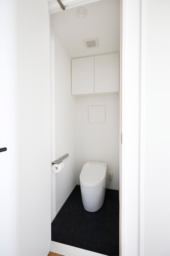 バス/トイレ事例：トイレはごくシンプルに（南向きの暖かなリビングに、子供たちの成長を見守る“大黒柱”のあるマンション。）
