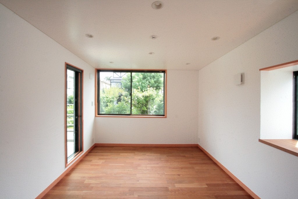 緑に囲まれた２階子世帯の主寝室 善福寺の家 広い庭とビルトインガレージのある２世帯住宅 ベッドルーム事例 Suvaco スバコ