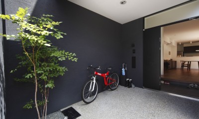 自転車置き場｜－中庭のある－「黒壁の家」