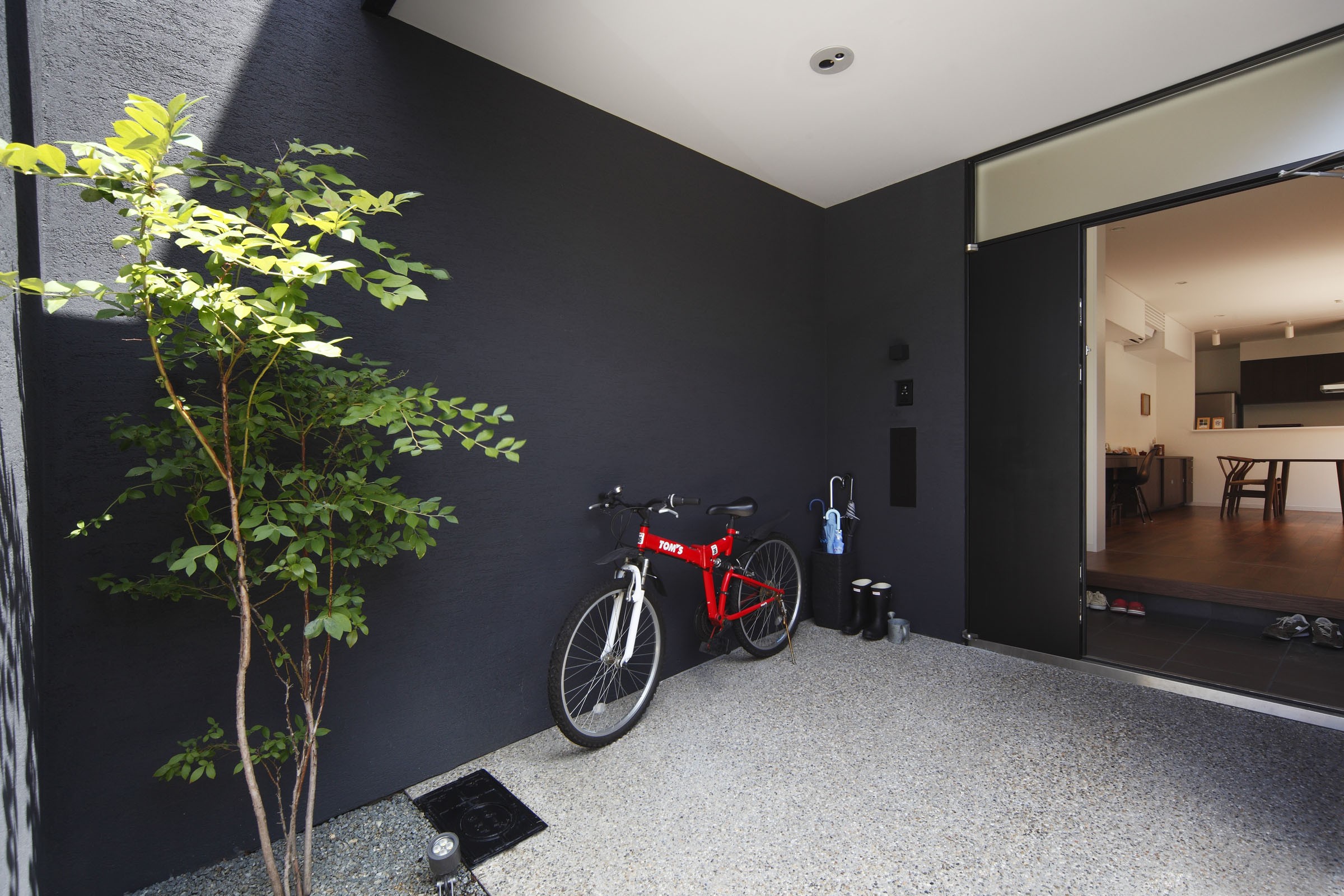 自転車置き場 黒壁の家 旗竿地に建つf字型プランの家 玄関事例 Suvaco スバコ