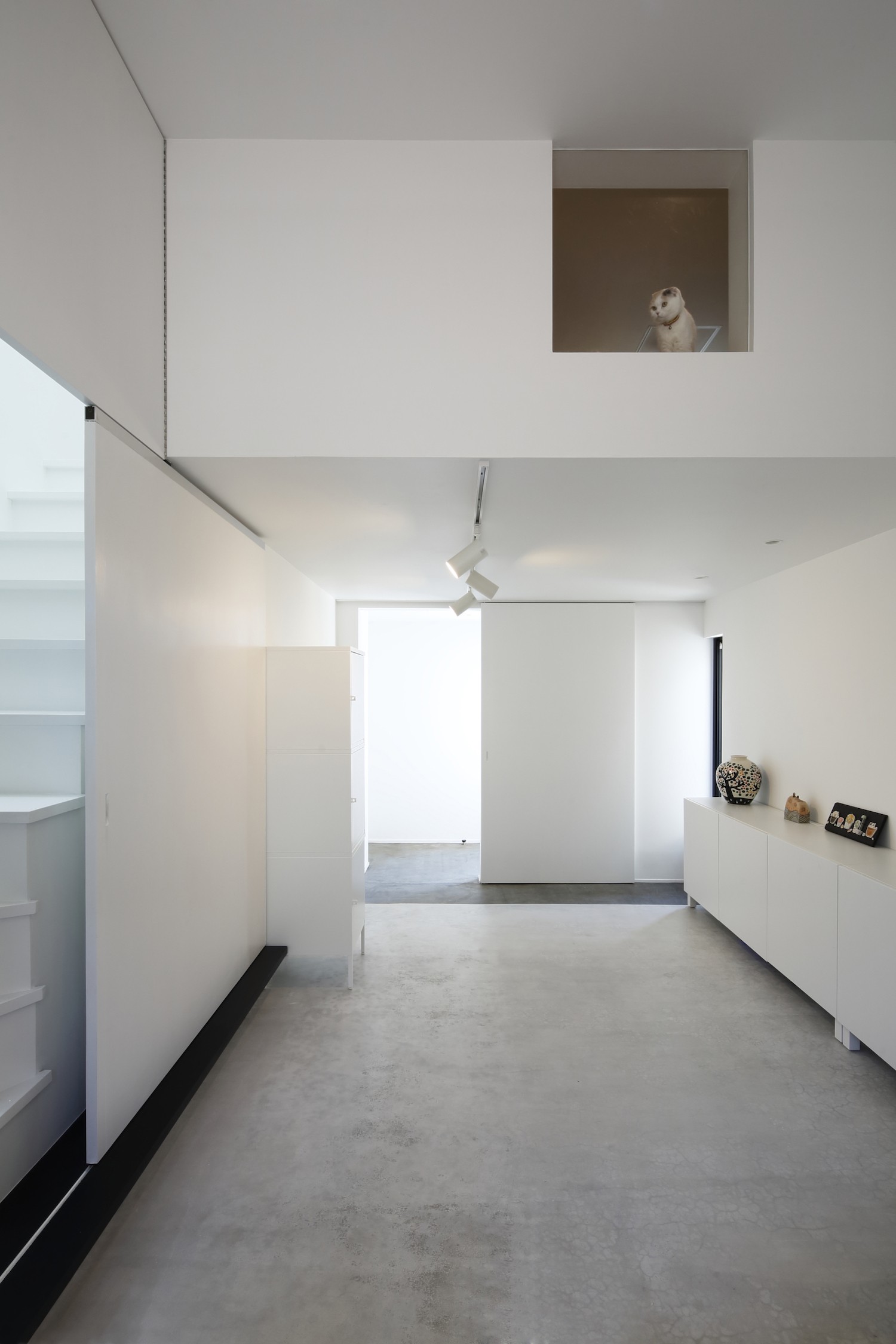 玄関事例：玄関土間はモルタル床（猫と住む家　横浜の二世帯住宅OUCHI-40）