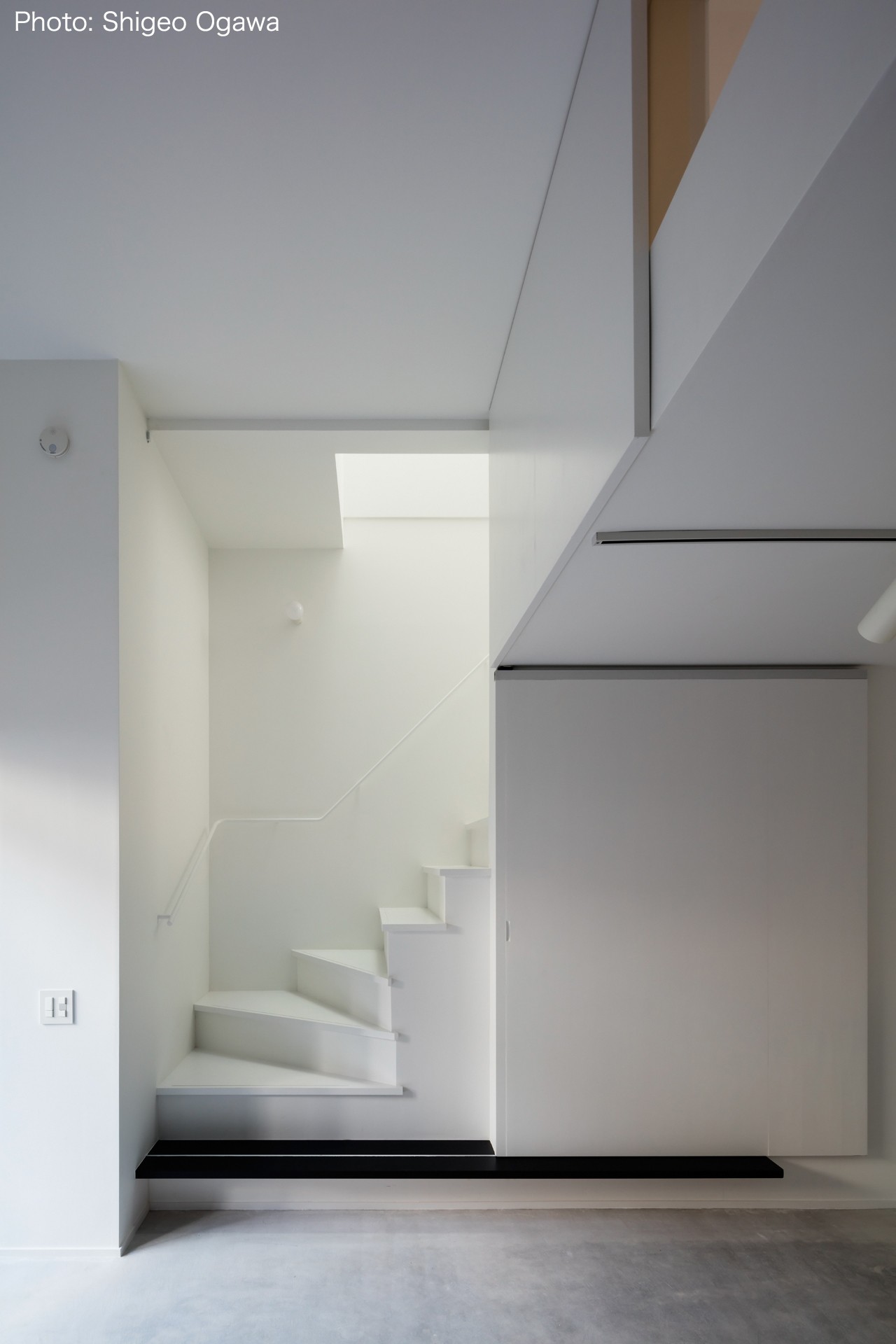 玄関事例：2階リビングへの階段（猫と住む家　横浜の二世帯住宅OUCHI-40）