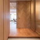 豊島区Ｗさんの家の写真 正面の壁はトイレのドアを一体的に納めています