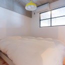 和洋折衷のインダストリアル空間の写真 寝室