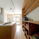 モルタル×木×アイアンのモダンアメリカンな住まいの写真 キッチン